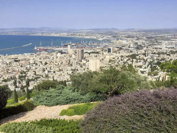 Vista de la ciudad israelí de Haifa en el mar Mediterráneo — Foto de Stock