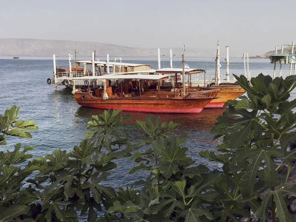 Barcos de excursión en el lago Genezereth en Galilea — Foto de Stock