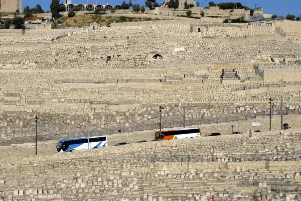 Monte Das Oliveiras Jerusalém Dois Ônibus Estrada Leva Através Cemitério — Fotografia de Stock
