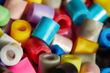 İşçilik ve dekorasyon için renkli plastik boncuklar