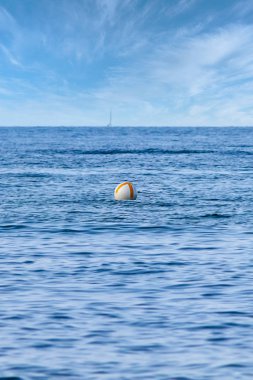 Sudaki tek yuvarlak şamandıra