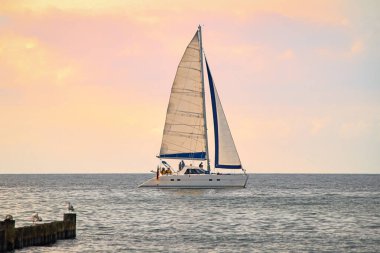 Pembe akşam ışığında Katamaran profili