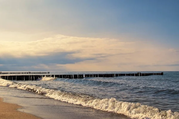 Groynes i fale na Morzu Bałtyckim — Zdjęcie stockowe