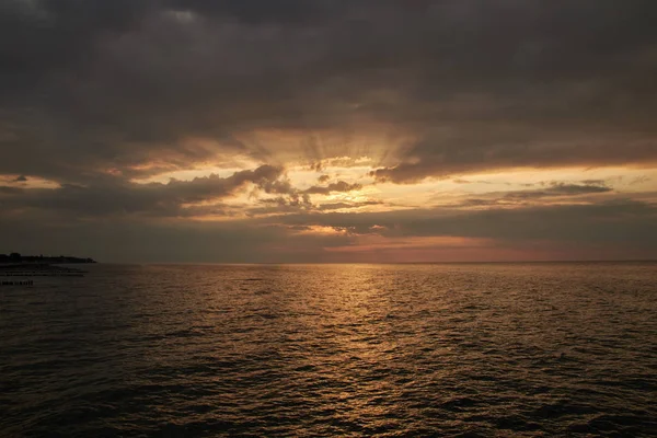 Jasný Západ Slunce Mnoha Barvami Oblačnou Oblohou Nad Mořem Baltského — Stock fotografie
