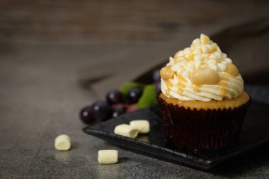 Macadamia cupcake seramik tabak üzerinde