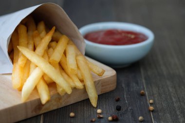 Taze kızarmış patates kızartması ketçap ile.