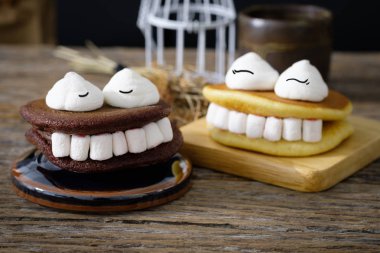 Cadılar Bayramı hatmi ve canavar diş.