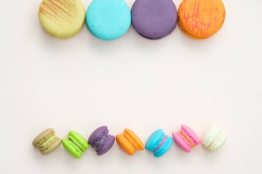 pembe bir arka plan üzerinde renkli macaroons.