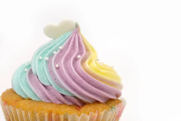Los cupcakes de primer plano son bellamente — Foto de Stock
