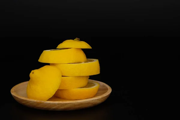 Натюрморт з лимонами на чорному тлі — стокове фото
