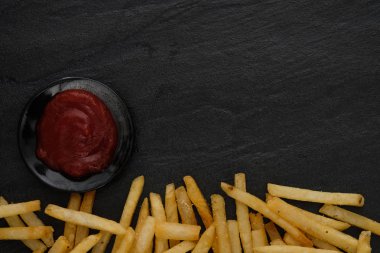 Taze kızarmış patates kızartması ketçap ile