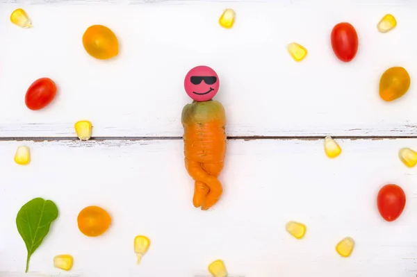 Морква у формі людини та багатьох овочів — стокове фото
