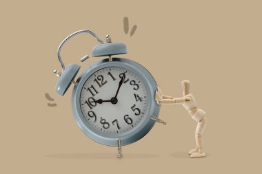 Ahşap kukla itme büyük bir saat,