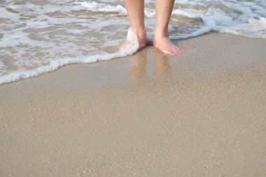 Deniz su çekmek için ayaklarına.