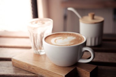 Bir fincan kahve ahşap tahtaya 