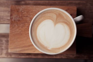 Bir fincan kahve ahşap tahtaya 