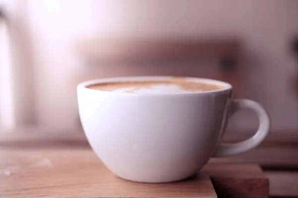 Secangkir kopi diletakkan di papan kayu — Stok Foto