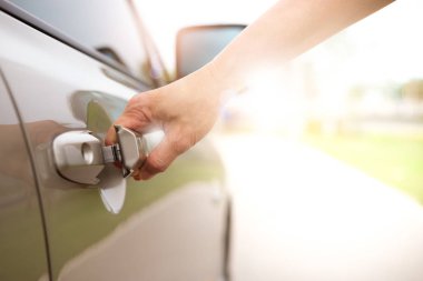 Bir otomobilin kapı çekerek kadın eli