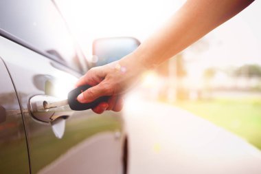 Kadın eli anahtar ile bir otomobilin kapı açma 