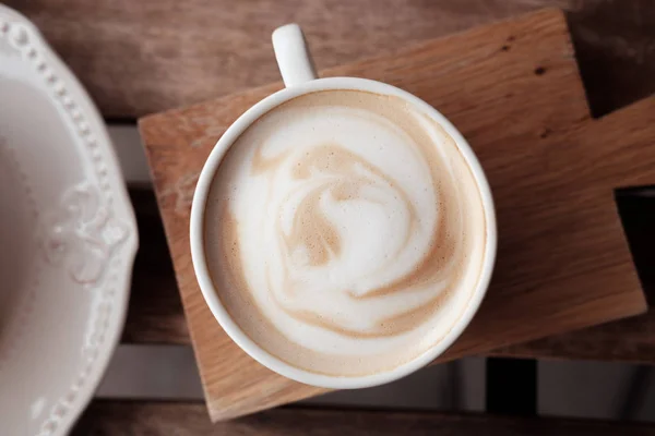 Secangkir kopi diletakkan di papan kayu — Stok Foto
