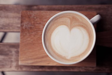 Bir fincan kahve ahşap tahtaya 