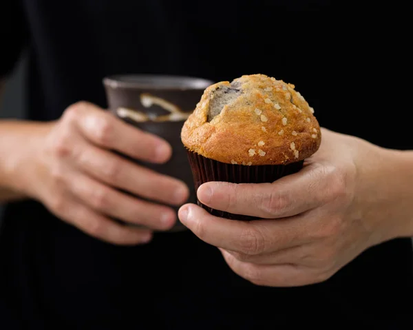 Mains tenant un muffin look délicieux . — Photo