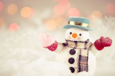 Kar oynarken bir kardan adam