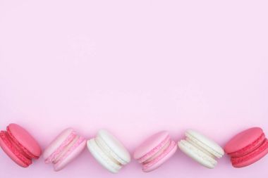 Pembe arka planda makarnalar