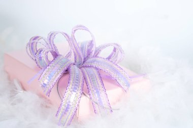 Hediye kutusu beyaz tüy üzerinde