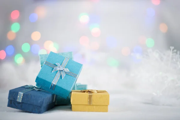 Cajas de regalo en la piel blanca — Foto de Stock