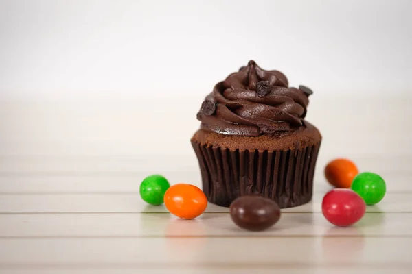 Schokolade Cupcake mit Dekoration — Stockfoto