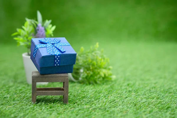 Caja de regalo de papel artesanal con como regalo para Navidad — Foto de Stock