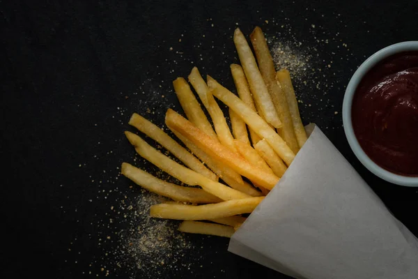 Taze kızarmış patates kızartması ketçap ile