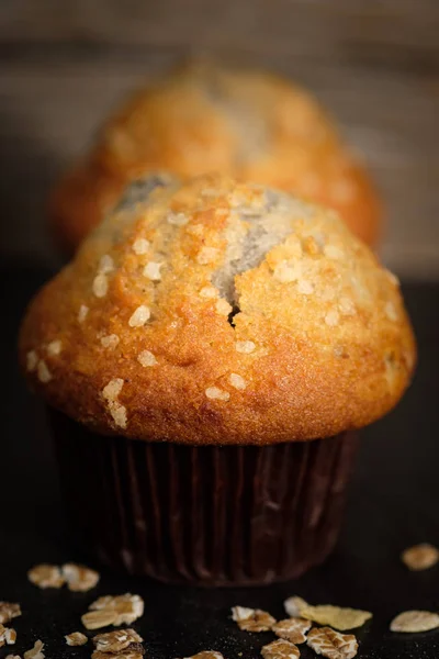 Muffins aux myrtilles dans un style rustique . — Photo