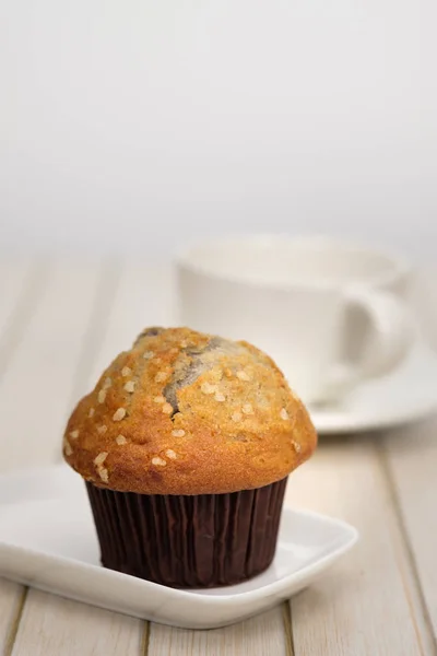 Muffins aux bleuets sur fond blanc , — Photo