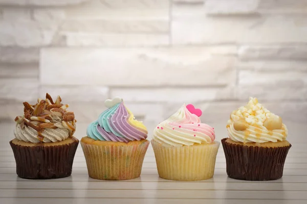 Los cupcakes de primer plano son bellamente — Foto de Stock