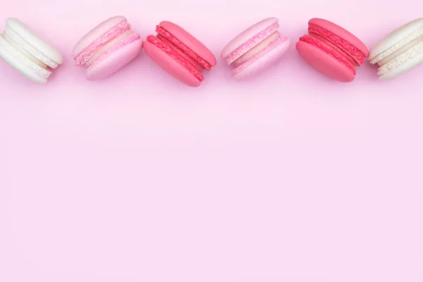 Macarons em fundo rosa, — Fotografia de Stock