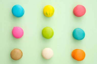 Farklı renkli macaroons kümesi 