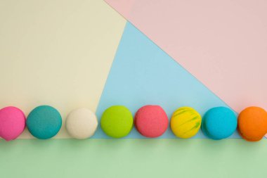 Farklı renkli macaroons kümesi 