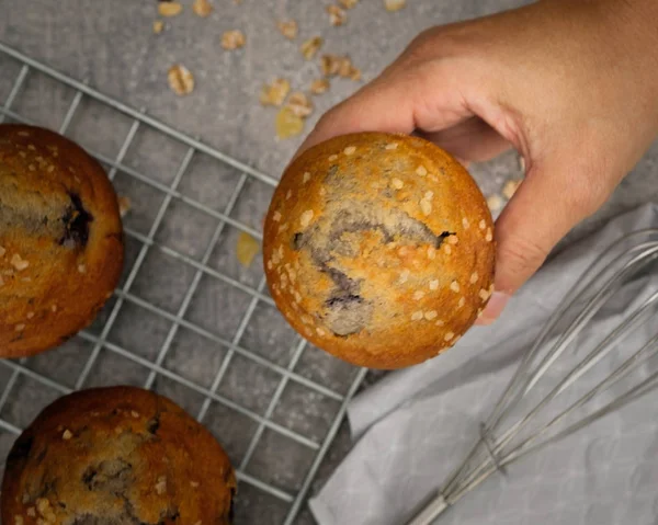 Ruce držící muffin vypadají lahodně. Vyberte zaměření. — Stock fotografie