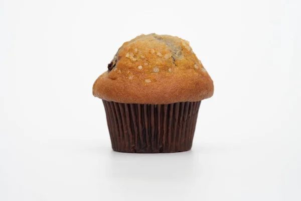 Muffin aux myrtilles sur fond blanc . — Photo