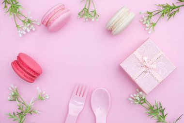 Pembe arka planda makarnalar