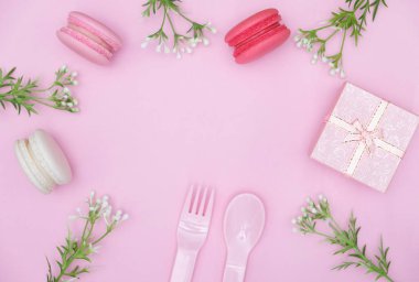 Pembe arka planda makarnalar