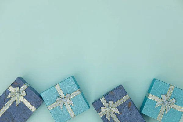 Caja de regalo de papel artesanal con como regalo para Navidad — Foto de Stock