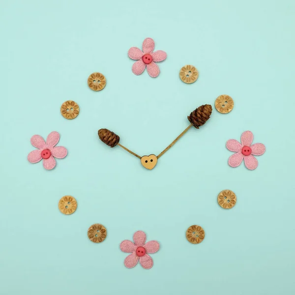 Relógio feito de flores às 10.00 no fundo azul , — Fotografia de Stock