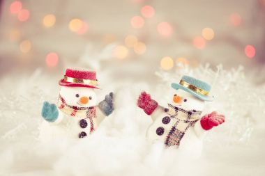 İki kar oynarken kardan adam 