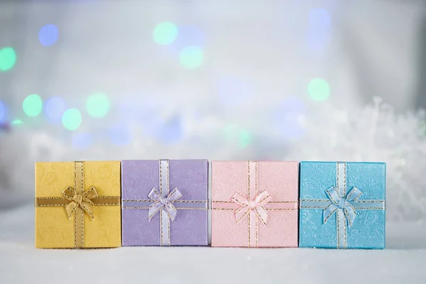 Bunte Geschenkboxen Auf Weißem Fell Bokeh Hintergrund Mit Kopierraum Für — Stockfoto