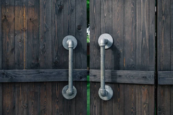 Portas antigas e misteriosas são feitas de madeira — Fotografia de Stock