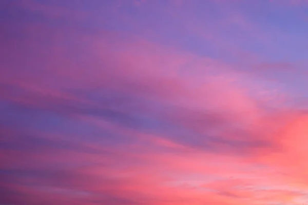 Astratto cielo rosa e viola sfocato — Foto Stock