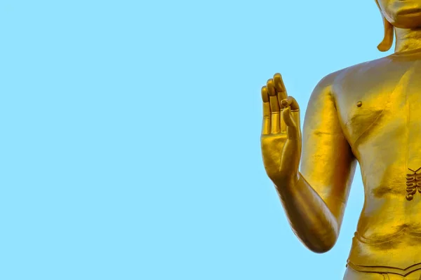 Goldene Buddha-Hand am blauen Himmel — Stockfoto